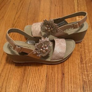 INBLU - Floral Embellished Sandals in Subtle Rose Gold Metallic NWT SZ EU 37